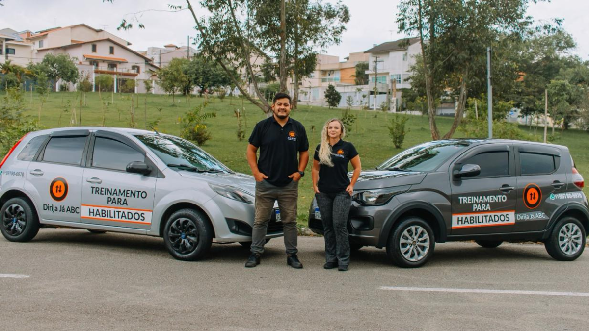 Equipe e carro de treinamento da Dirija Já ABC